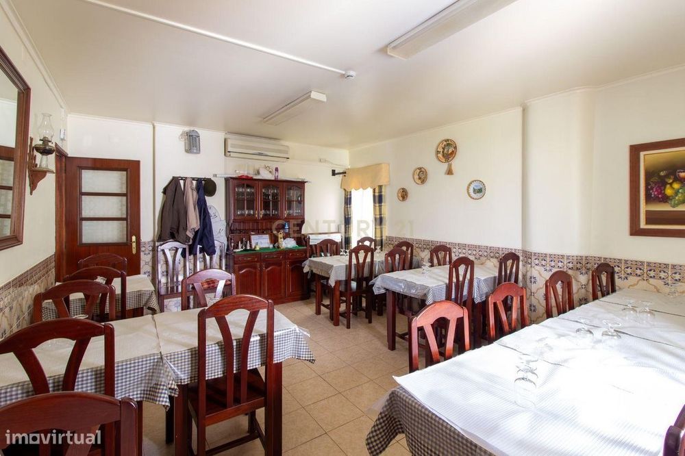Vende-se prédio com apartamento como novo e café snack bar em funciona