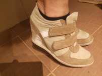 Adidasy na koturnie