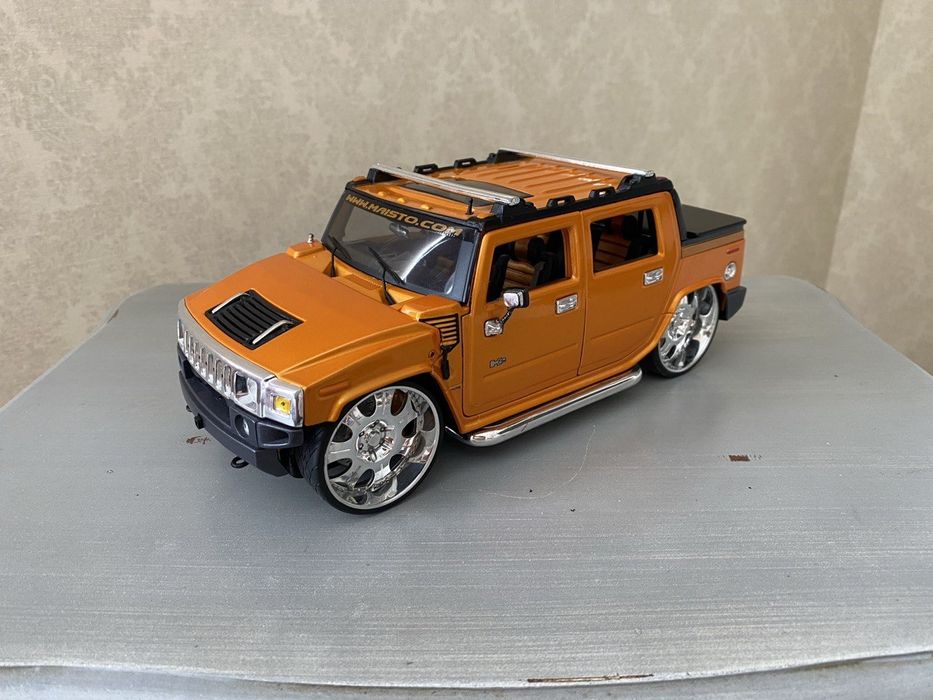 Модель Hummer H2 SUT 1/18 Maisto Prorodz