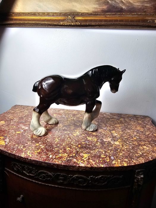 Duży piękny ceramiczny koń rasy Clydesdale 25 cm klejone ucho