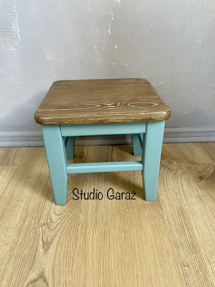 Piękny drewniany stolek/taboret