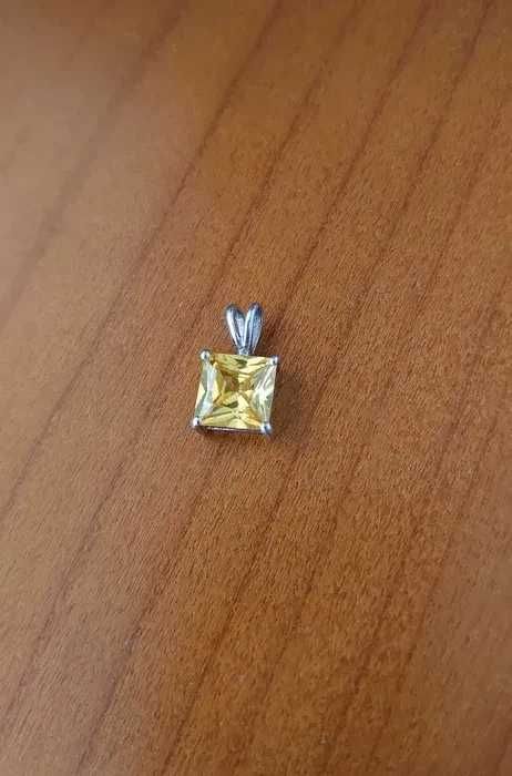 Zawieszka srebrna z pomarańczowym kamieniem 9x9 mm
