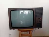 Stary telewizor retro lampowy z okresu PRL'u