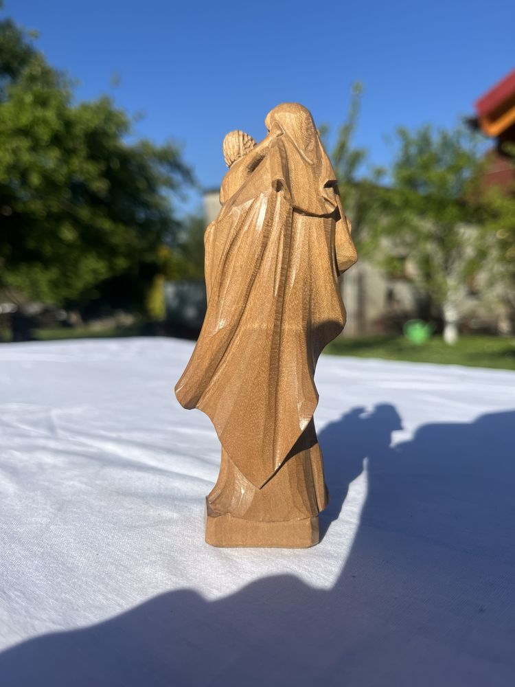 Drewniana figurka Matki Boskiej
