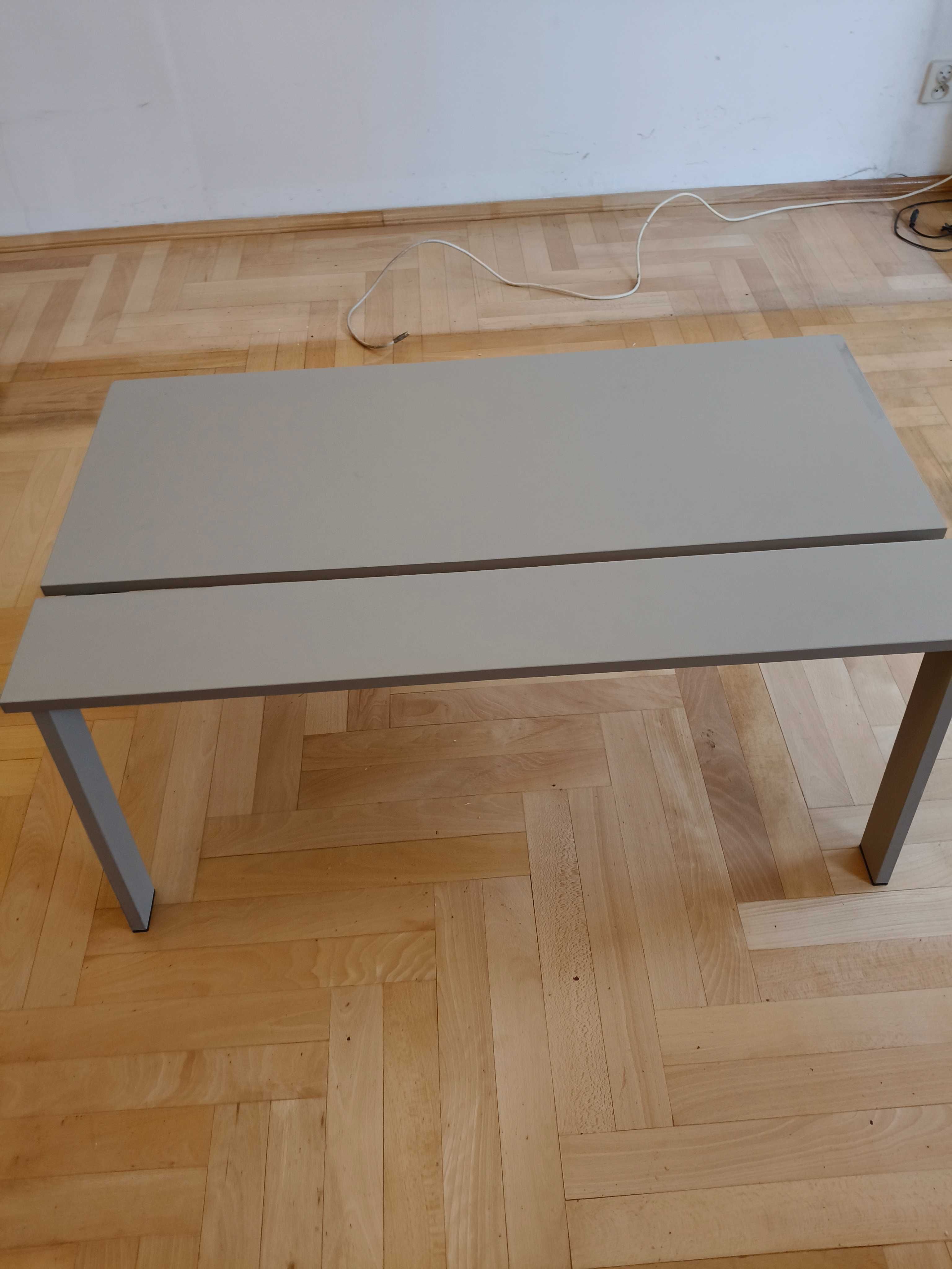 Stolik Ikea z podnoszonym blatem.