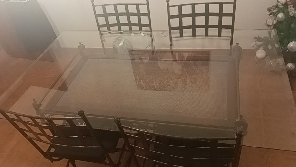 Conjunto Mesa e Cadeiras completo