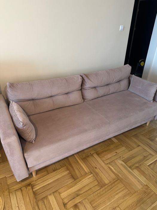 Różowa kanapa z funkcją spania