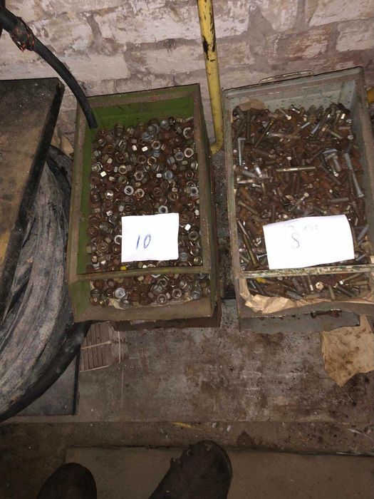 Болти, гайки, шпильки, шайби та інше, різні розміри.