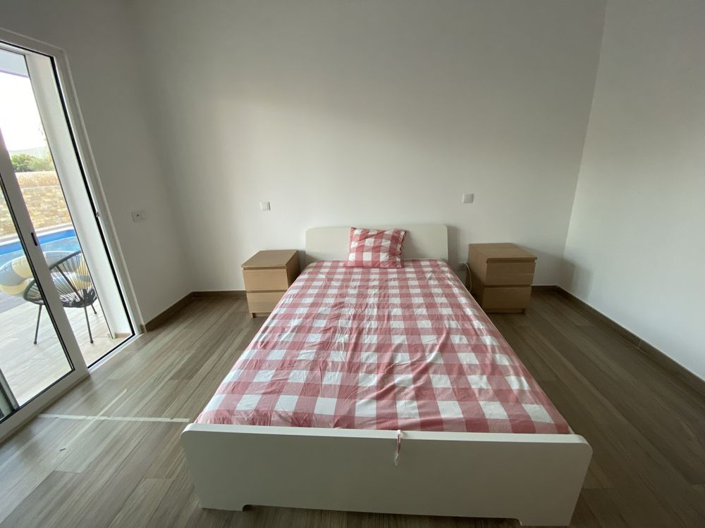 Vendo 2 camas e 4 mesas de cabeceira