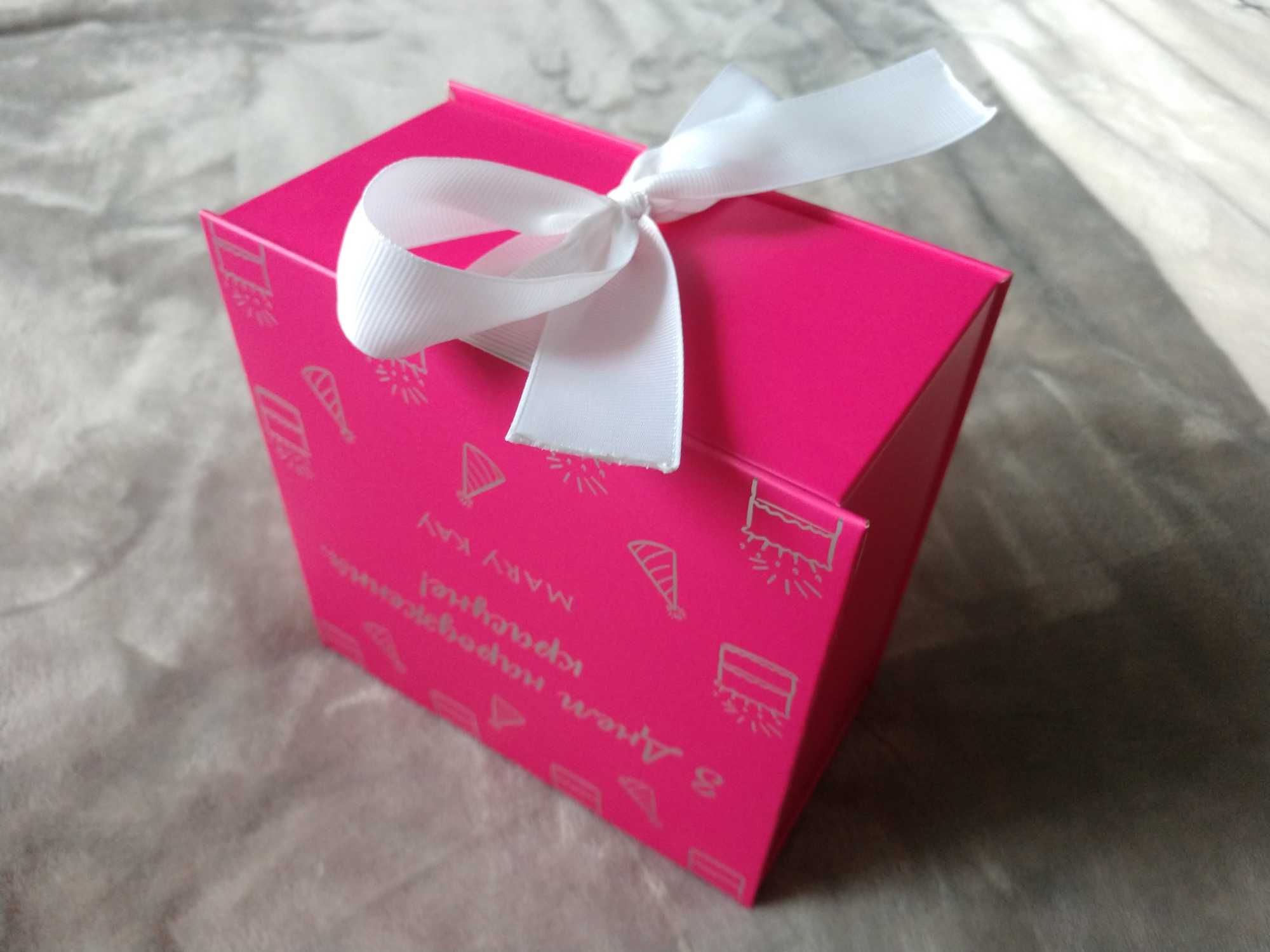 Коробка подарункова "З днем народження" компанії Мері Кей, 15х15х9см