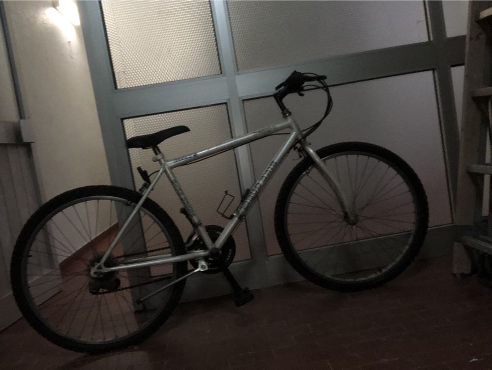 Bicicleta usada de adulto