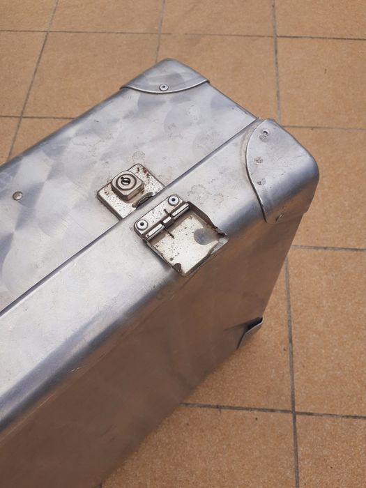 Duża walizka aluminiowa 76x47x19