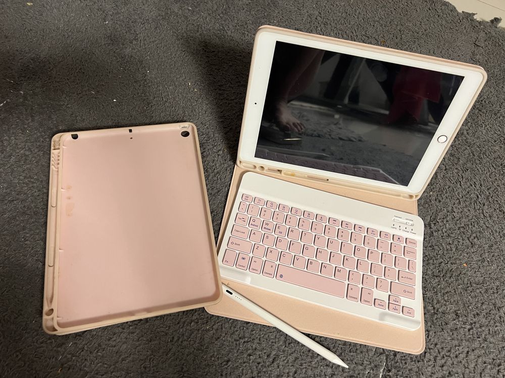 Tablet iPad 8th generacji rose gold 32 GB wifi