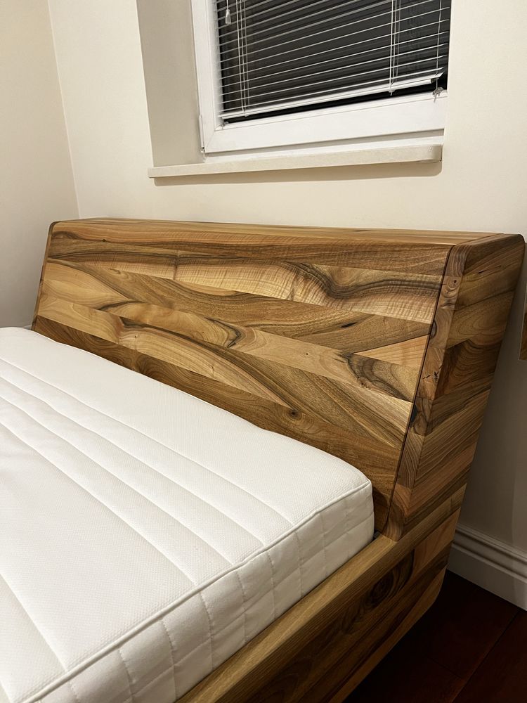 Łóżko 140x200cm - lite drewno orzechowe - stan idealny