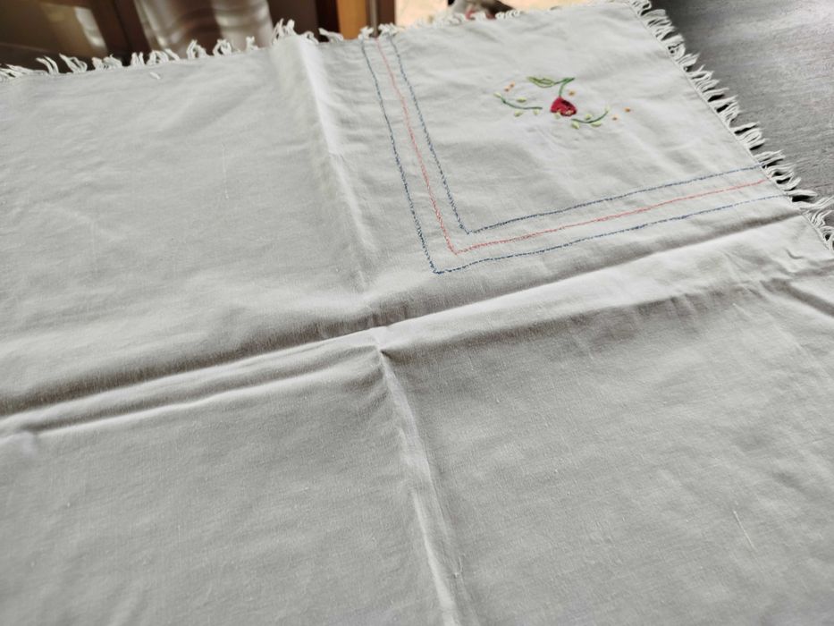 Toalha em tecido alinhado bordado nos cantos