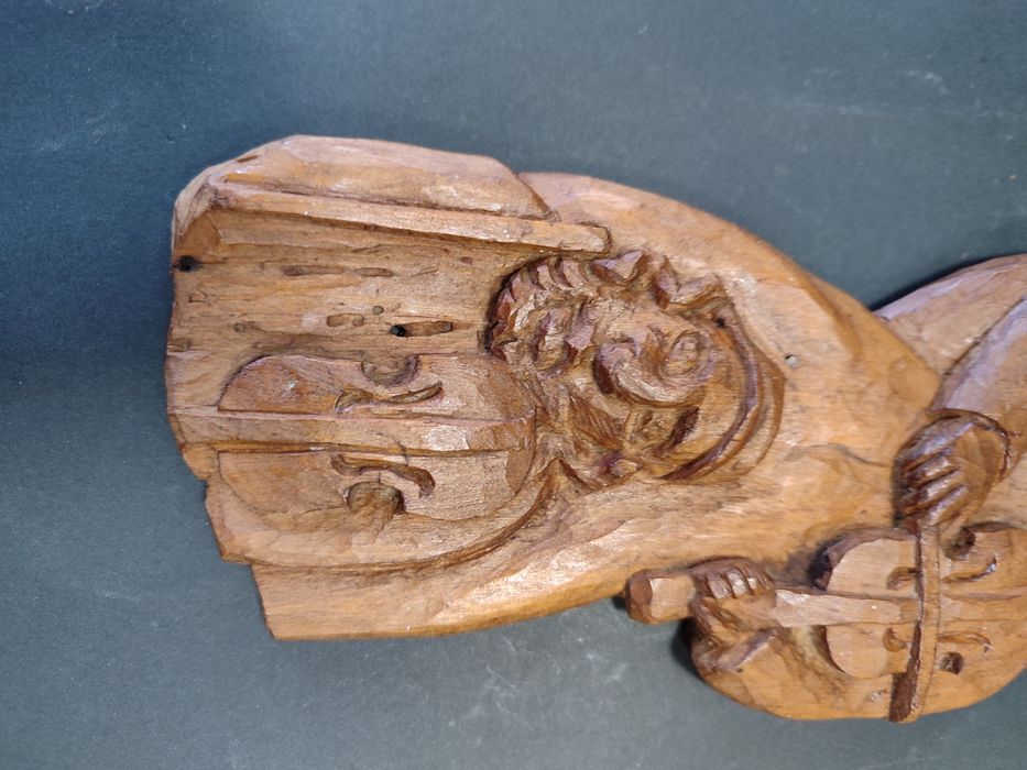 Przedwojenna płaskorzeźba Żydzi grający na skrzypcach drewno