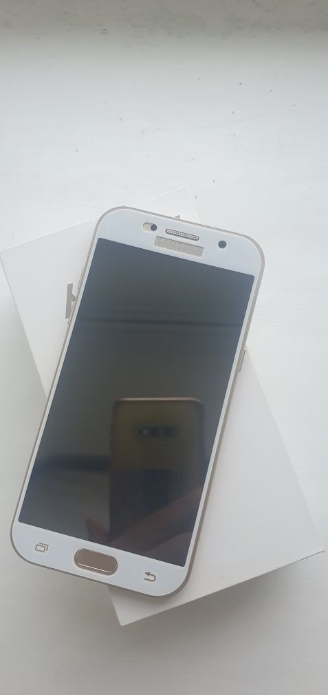 Samsung A520f   ( мобільний телефон)