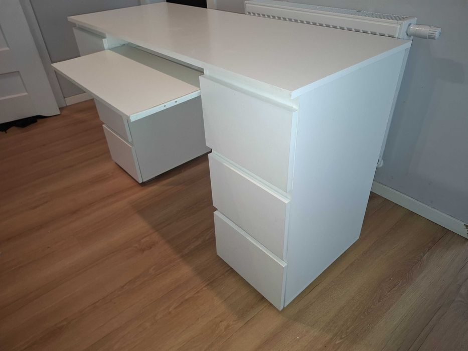 Sprzedam biurko 130x50 białe z szufladą pod klawiaturę