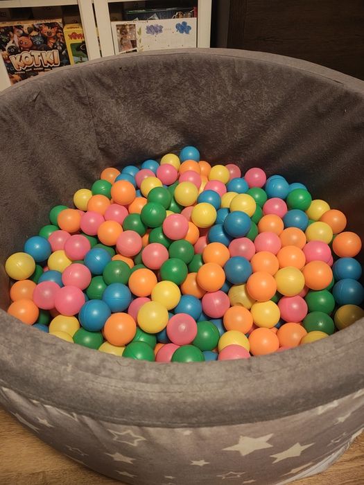 Suchy basen z kulkami