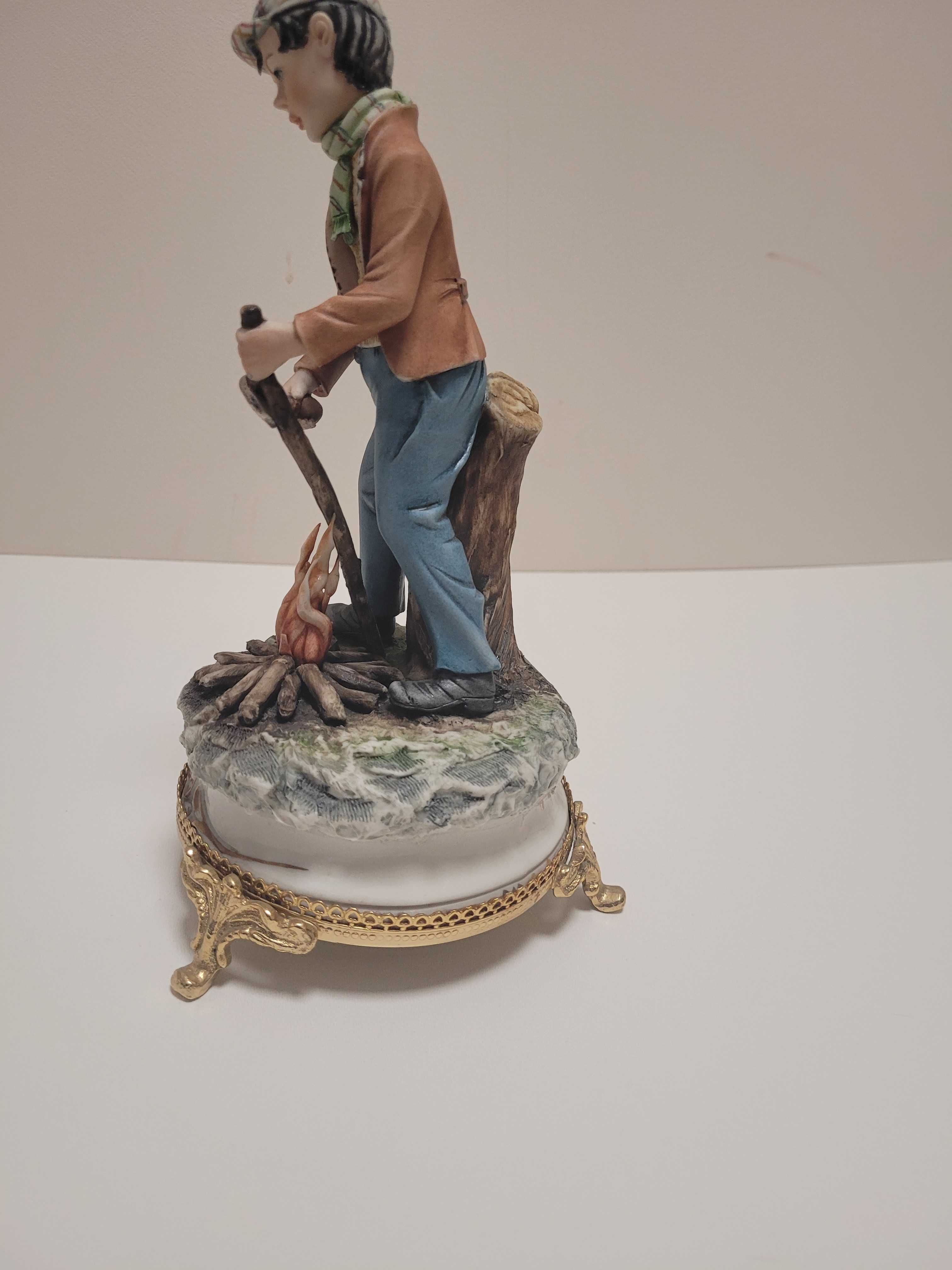 Figurka Vintage Capodimonte Chłopiec przy ognisku