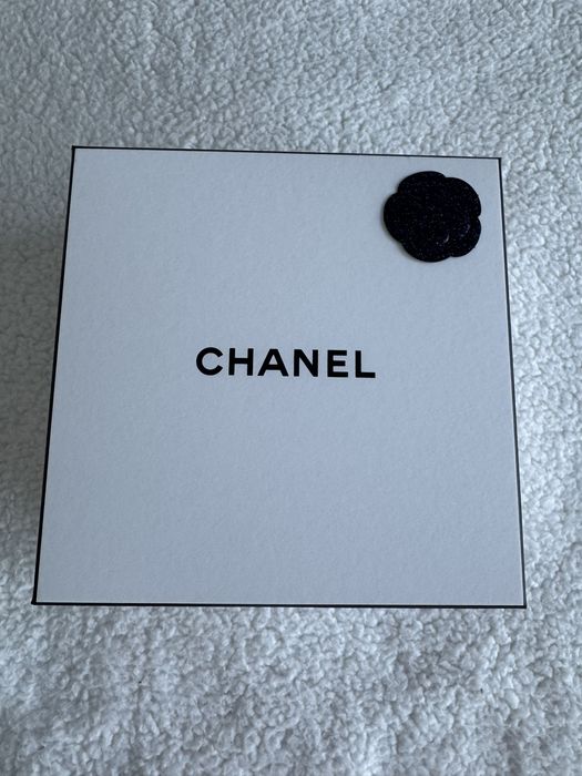 Chanel białe pudełko prezentowe na biżuterie czarne logo Kamelia 22 cm