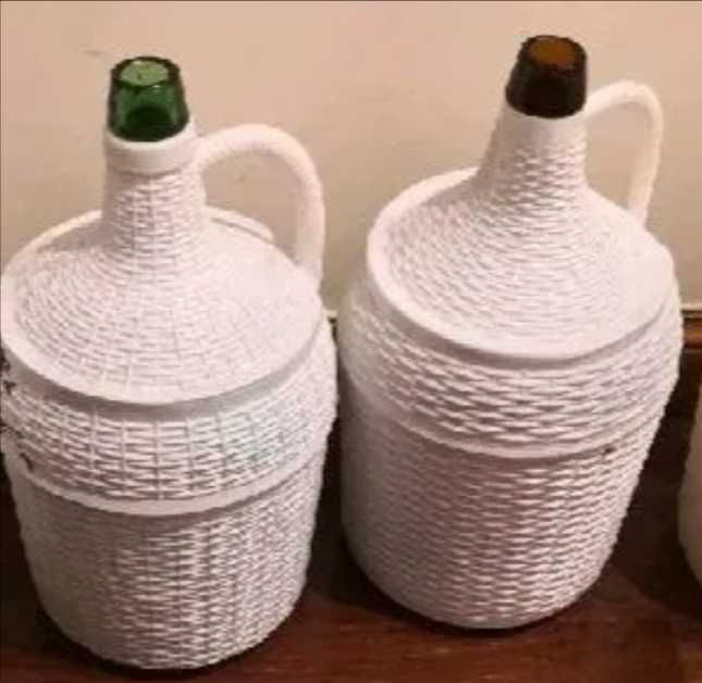 Garrafões de vinho tinto verde
