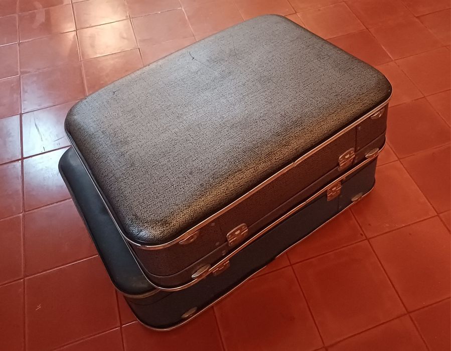 Malas de viagem antigas para decoração