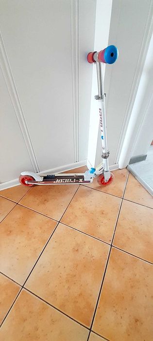 Hulajnoga dla dziewczynki.