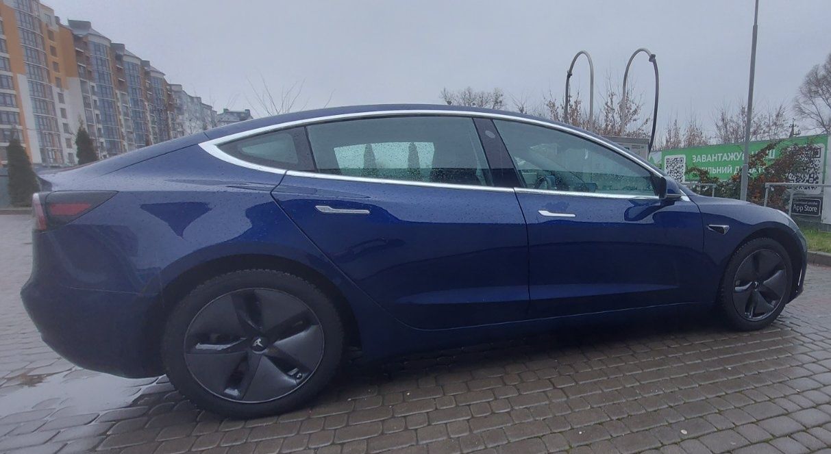 Автомобіль Tesla model3