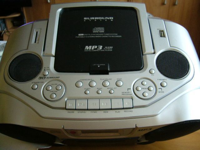 Radiomagnetofon ,CD z czytnikiem karty SD, i port USB