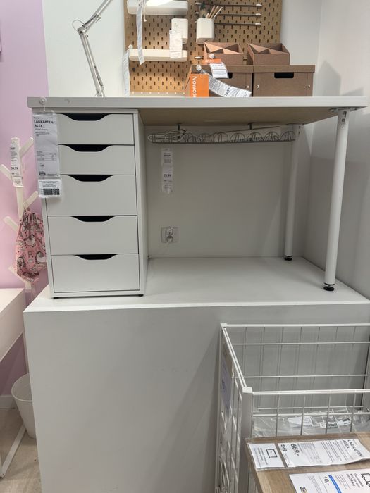 Biurko ikea białe z komodą.