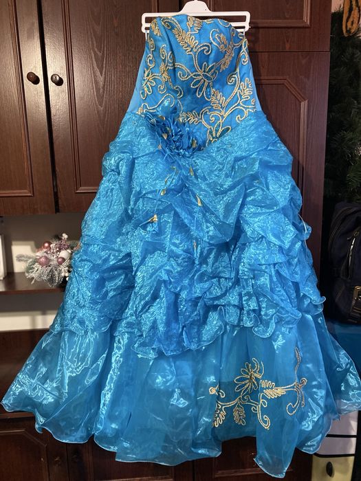 Продам або здам в оренду бальні сукні