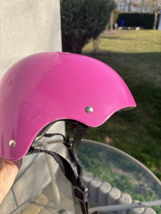 Różowy kask rowerowy