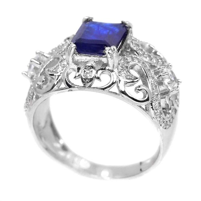 Кольцо из серебра 925 пробы с синим сапфиром .Размер 17