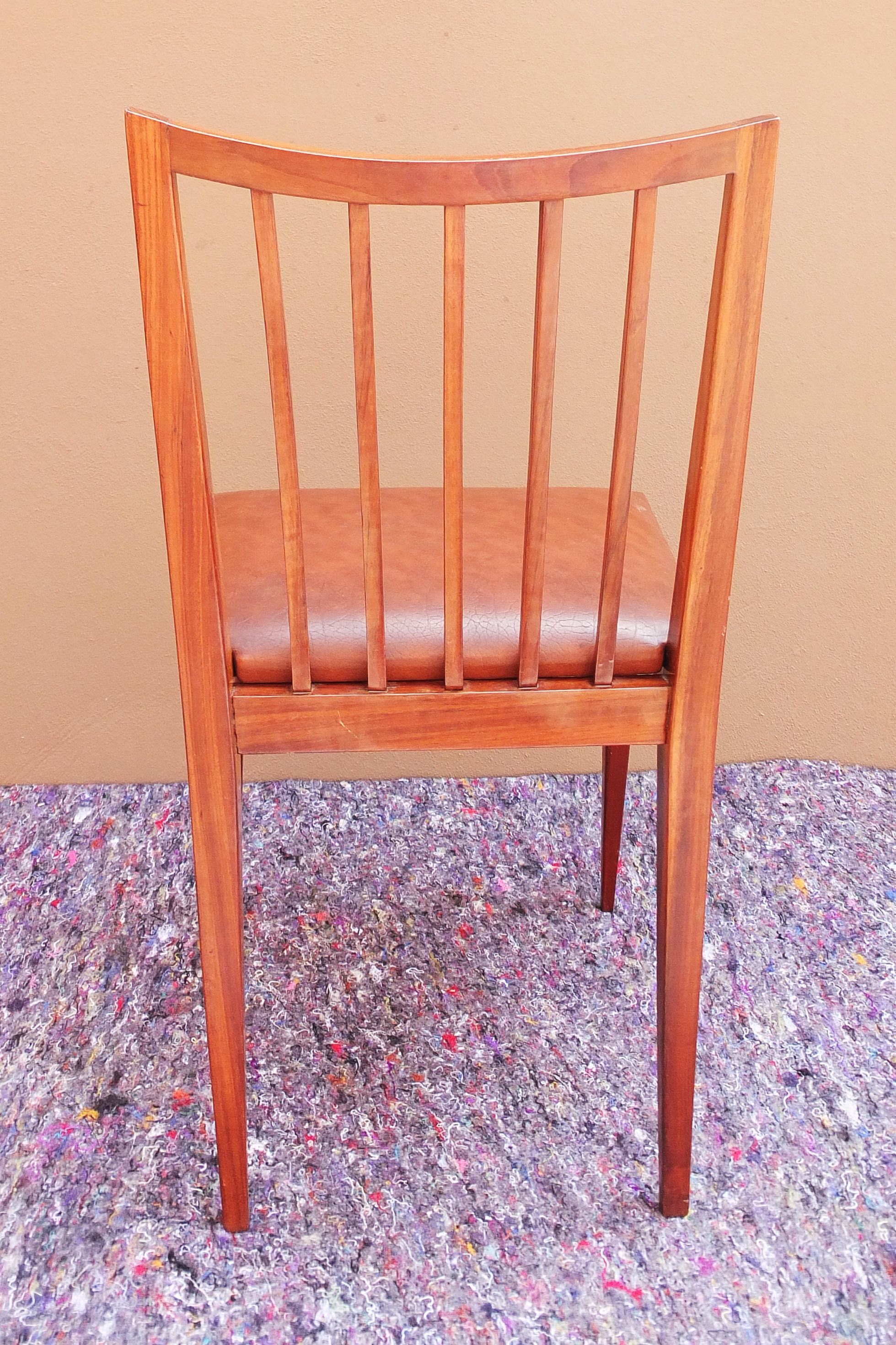 Conjunto de 2 cadeiras, em madeira e assento forrado.