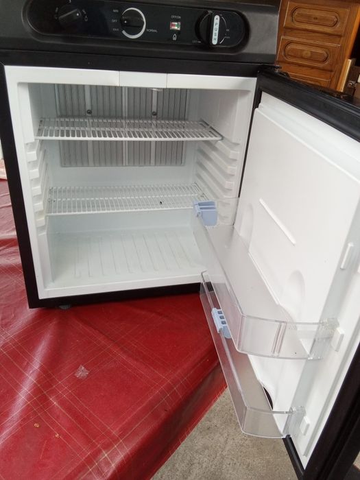 Mini frigobar preto semi novo