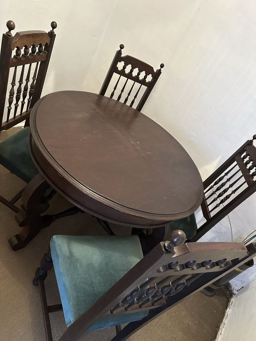 Mesa redonda de madeira