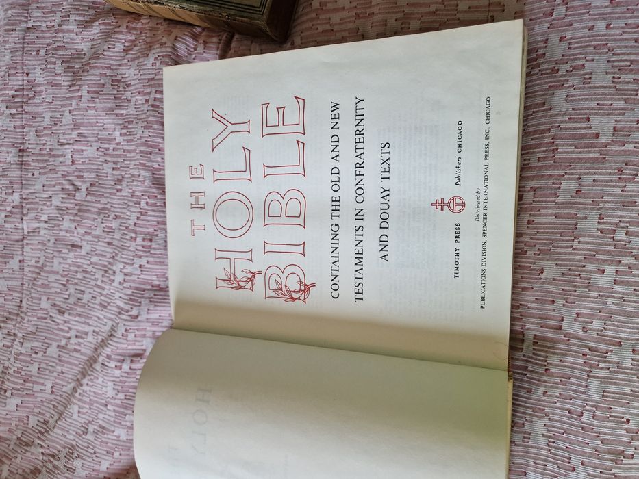 Conjunto de 2 Bíblias: Holy Bible e Bíblia Sagrada
