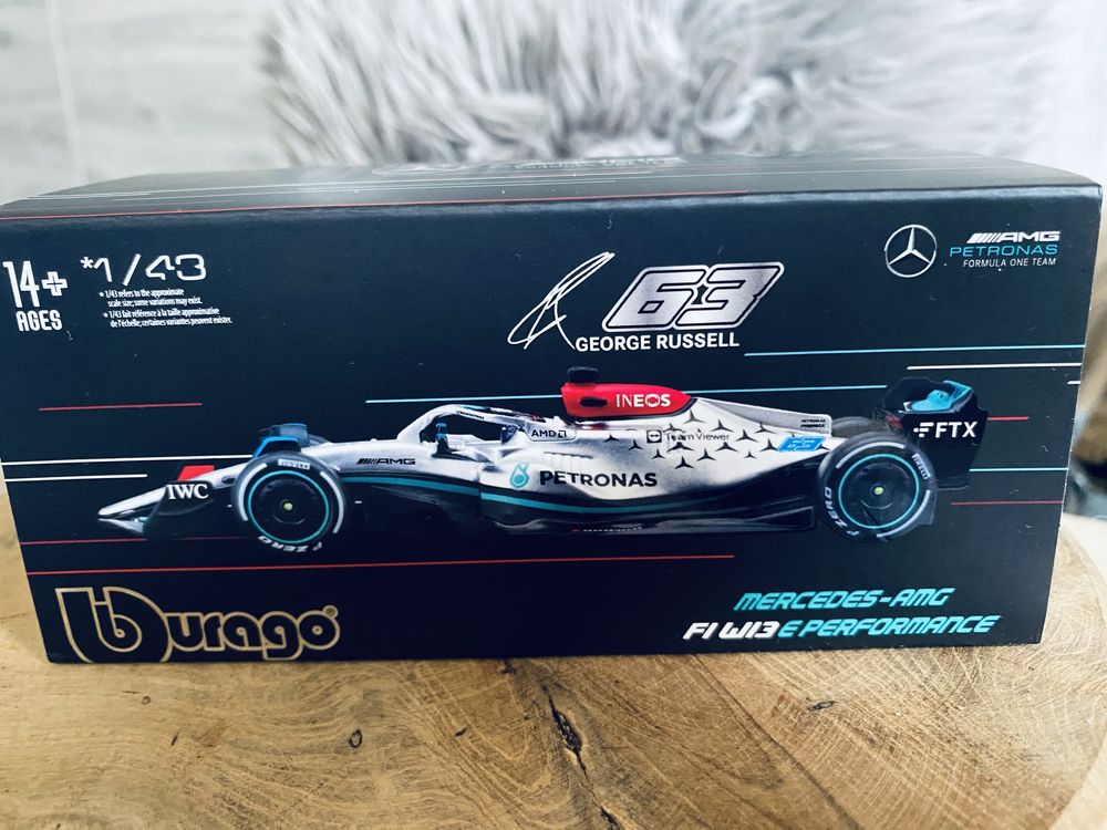 Model Burago 1:43 w akrylowej obudowie Mercedes - AMG F1 W 13 E Perfo