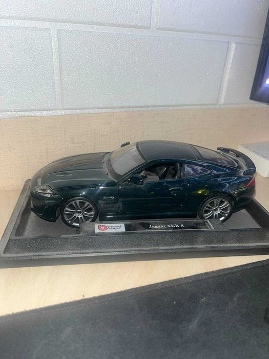 Подставка с машиной Jaguar • XKR-S с изумрудным цветом