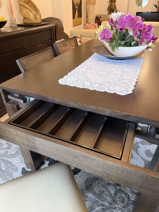 Mesa de refeições com porta talheres e 6 cadeiras