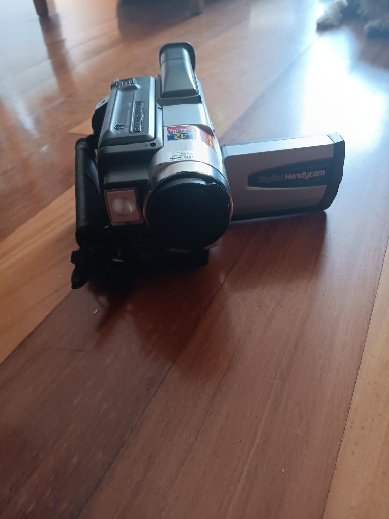 É  uma câmara  de vídeo  antiaga da marca verdadeira. SONY handycam