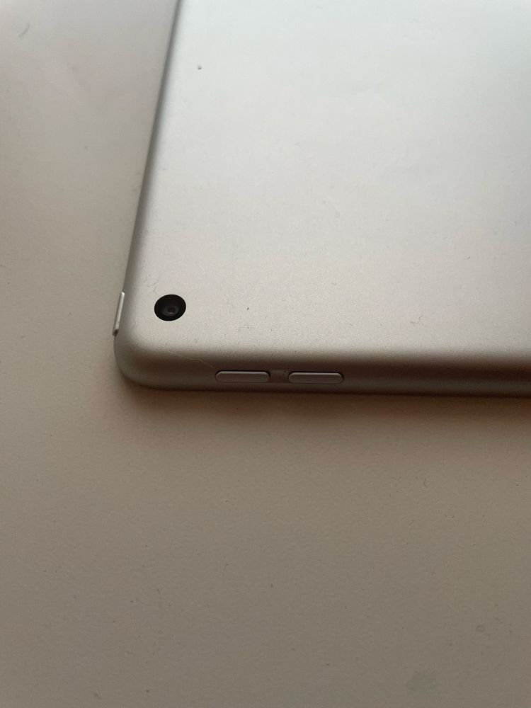 iPad 7 32gb (sem activação) para peças.