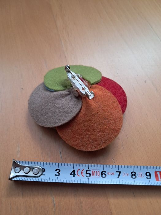 Broszka z filcu w kształcie kwiatu
