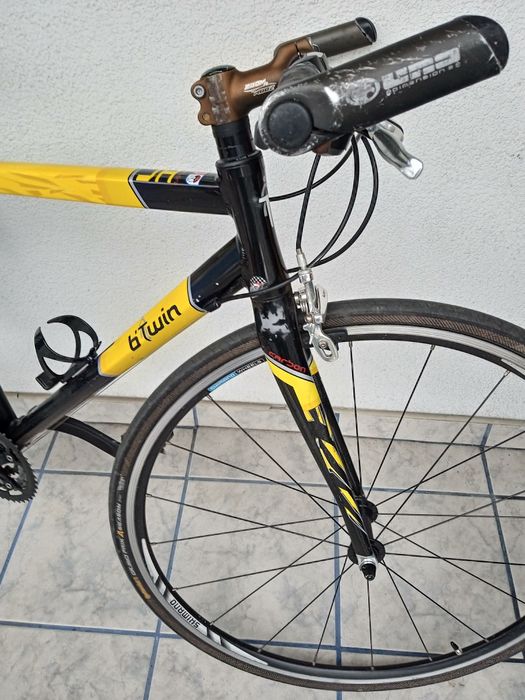 rower szosowy z prostą kierownicą trekking btwinn Shimano deore