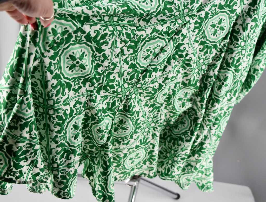 Zwiewna Sukienka Boohoo R. UK 24 (EU 52), Zielony Wzór, Rozkloszowana