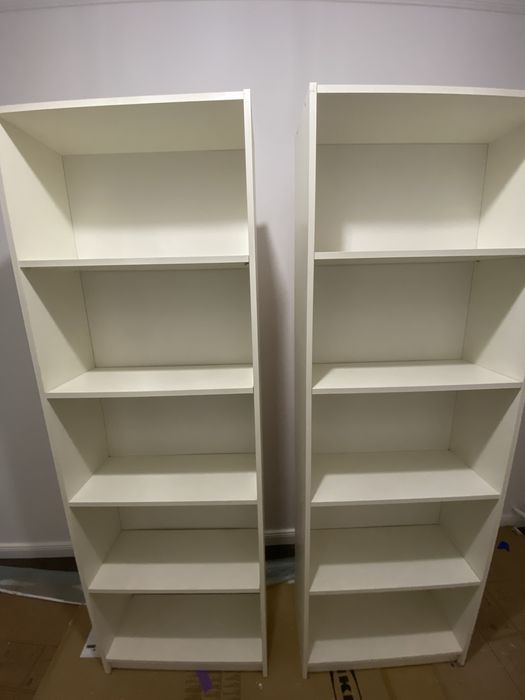 Białe szafki regały