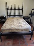Cama e duas mesinhas de cabeceira