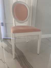 Krzeslo koloru biało różowego