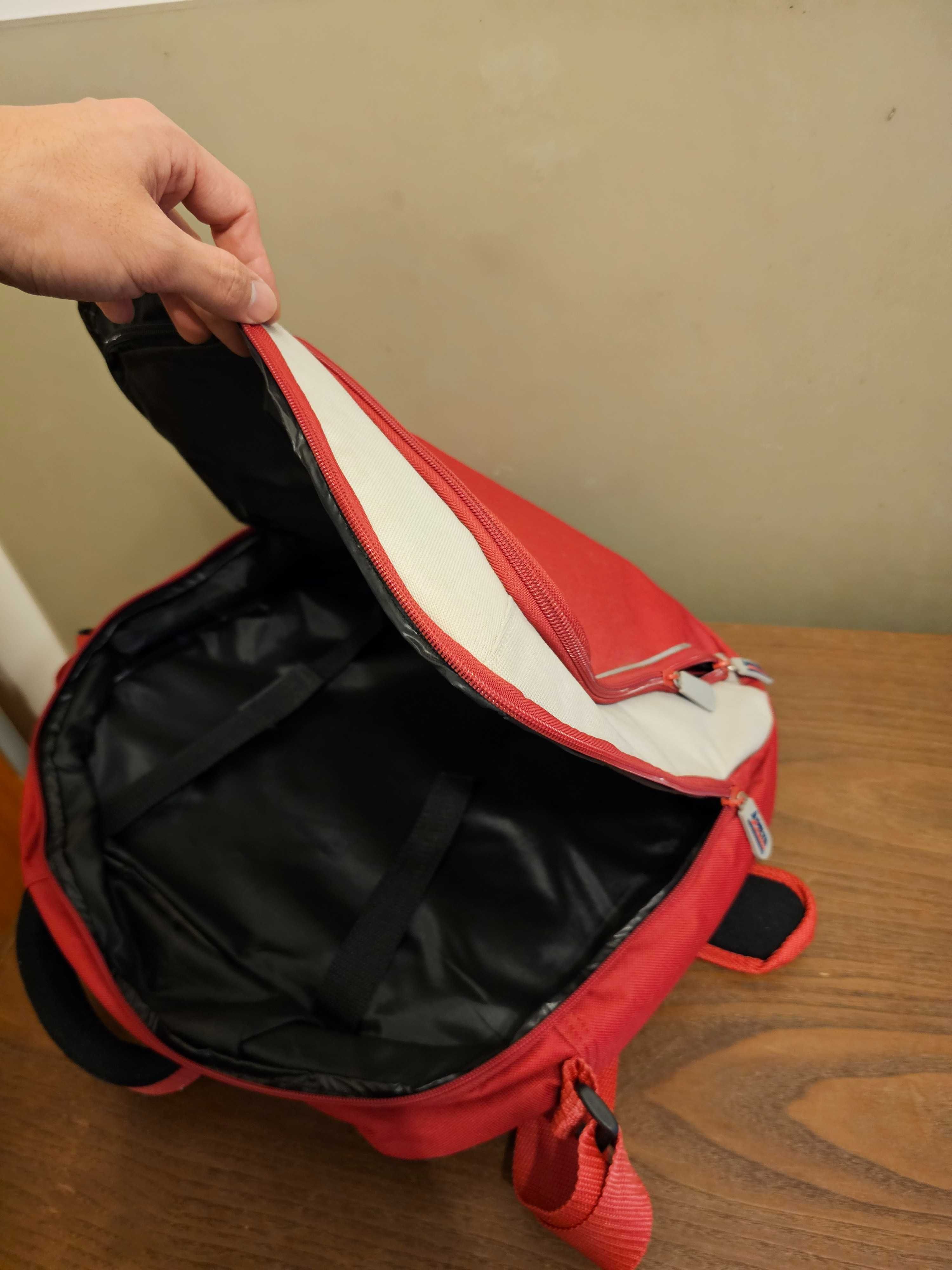 9 malas de viagem. Capas de portátil, estojos pequenos...